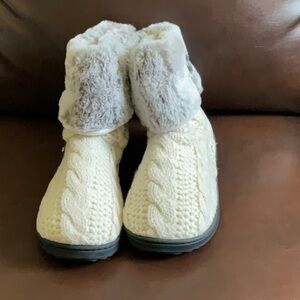 Dearfoams Cream and Gray Women's Slippers NWOT